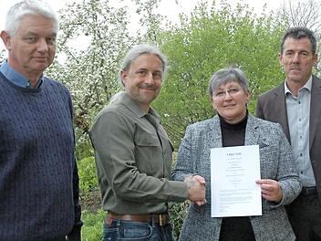 Adelinde Friedrich, die Leiterin der Abteilung Bau und Umwelt am Landratsamt Haßberge, übergibt die Bestellungsurkunde an den neuen Naturschutzwächter Matthias Kernchen. Mit im Bild Winfried Seufert (rechts) und Bernd Janik (links) von der Unteren Naturschutzbehörde am Haßfurter Landratsamt.  Foto: Moni Göhr