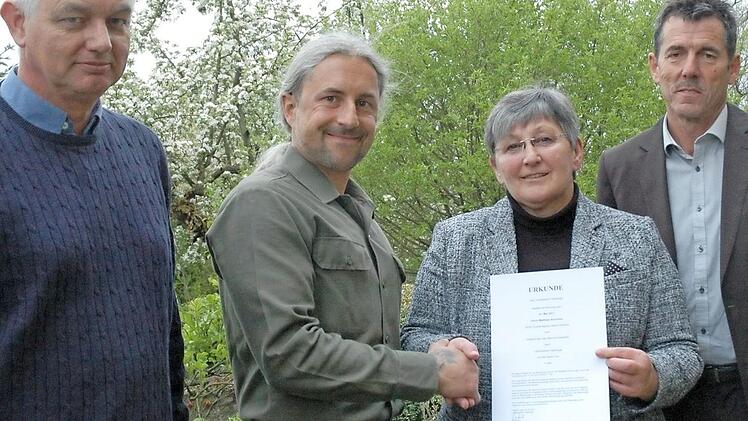 Adelinde Friedrich, die Leiterin der Abteilung Bau und Umwelt am Landratsamt Haßberge, übergibt die Bestellungsurkunde an den neuen Naturschutzwächter Matthias Kernchen. Mit im Bild Winfried Seufert (rechts) und Bernd Janik (links) von der Unteren Naturschutzbehörde am Haßfurter Landratsamt.  Foto: Moni Göhr