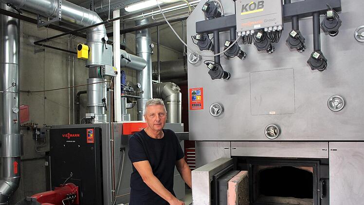 Im Sommer bleibt der Hackschnitzelkessel kalt. Da reicht die Wärme von der Biogasanlage in Simmersdorf. Im Bild Gerhard Kreß, Vorsitzender der Genossenschaft   Foto: Evi Seeger