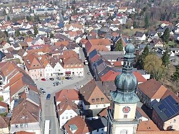 Die Erarbeitung eines integrierten städtebaulichen Entwicklungskonzepts soll dazu beitragen, dass das Ortszentrum von Stadtsteinach nach dem Bau der Umgehung attraktiv gestaltet wird. Luftbild: Ingo Bär