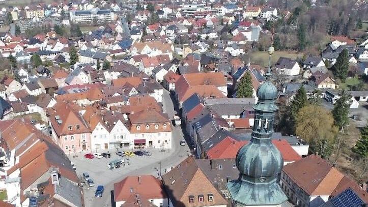 Die Erarbeitung eines integrierten städtebaulichen Entwicklungskonzepts soll dazu beitragen, dass das Ortszentrum von Stadtsteinach nach dem Bau der Umgehung attraktiv gestaltet wird. Luftbild: Ingo Bär