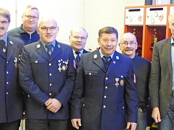 Die geehrten Feuerwehrm&auml;nner mit Zweitem B&uuml;rgermeister Hubert Dorsch (r.) Foto: Feuerwehr Unteroberndorf