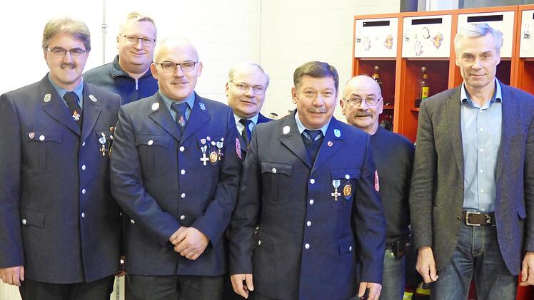 Die geehrten Feuerwehrm&auml;nner mit Zweitem B&uuml;rgermeister Hubert Dorsch (r.) Foto: Feuerwehr Unteroberndorf