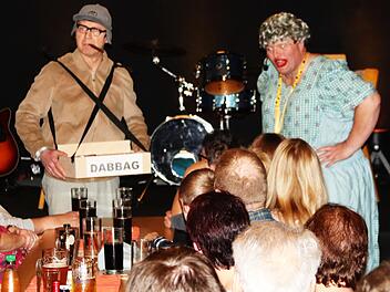 Das "Seltsame Paar" (Manfred Spindler, links, mit Ronald Jonak) im  Bierfestmodus. Da wird nicht nur gequatscht, sondern auch "Dabbag" verkauft. Foto: Klaus Klaschka