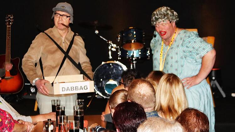 Das "Seltsame Paar" (Manfred Spindler, links, mit Ronald Jonak) im  Bierfestmodus. Da wird nicht nur gequatscht, sondern auch "Dabbag" verkauft. Foto: Klaus Klaschka