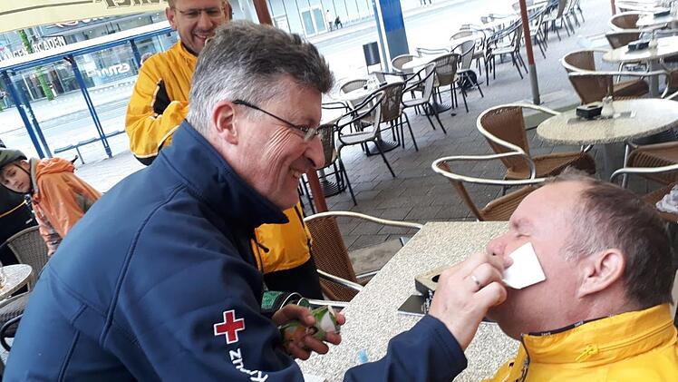 Professionell versorgt Bernd Trommel vom Bayerischen Roten Kreuz (links) Andreas Wedel mit Augentropfen.Bernd