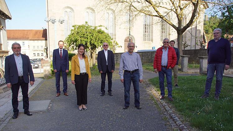 Acht Mandatsträger verabschiedete Bürgermeister Michael Ziegler aus dem Eltmanner Stadtrat. Unser Bild zeigt von links: Günther Hofmann, Bürgermeister Michael Ziegler, Isabella Friedrich, Bruno Wittig, Hans Nölscher, Jürgen Kolbert, Jens Witthüser und Peter Kremer. Im Bild fehlt Uwe Pappenheimer.