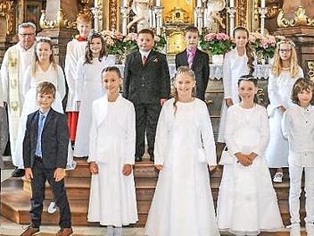 Erstkommunion in Ebensfeld (vorne, von links): Lina Link, Lorenzo Procopio, Valentin Gast, Laura Hoydem, Lucy Lunz, Franziska Holzmann, Annika Lurtz, Fabian Reis und Hannes Lieb sowie (hinten, von links) Pfarrer Rudolf Scharf, Sabrina Weiser, Laura Hilgers, Elias Greiner, Elia Hofmann, Vivian Hornung, Luise Hofmann und Gemeindereferent Daniel Wehrfritz. Es fehlt hier Guiseppe Scalamandre. Foto: privat