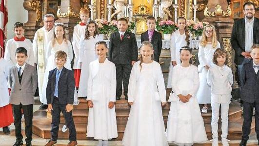 Erstkommunion in Ebensfeld (vorne, von links): Lina Link, Lorenzo Procopio, Valentin Gast, Laura Hoydem, Lucy Lunz, Franziska Holzmann, Annika Lurtz, Fabian Reis und Hannes Lieb sowie (hinten, von links) Pfarrer Rudolf Scharf, Sabrina Weiser, Laura Hilgers, Elias Greiner, Elia Hofmann, Vivian Hornung, Luise Hofmann und Gemeindereferent Daniel Wehrfritz. Es fehlt hier Guiseppe Scalamandre. Foto: privat