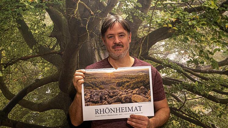 Mittlerweile erscheint der zehnte Rhönkalender von Jürgen Hüfner. Auch  2021 gibt jeden Monat wieder eine neue Rhön-Ansicht in dem Fotokalender   zu entdecken. Foto: Jürgen Hüfner /Selbstauslöser