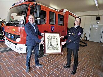 Durch Zufall ist Michael Krasser (links) auf eine 100 Jahre alte Urkunde gestoßen. Eigentlich wollte er sie am Festwochenende der Feuerwehr und des SV Fortuna übergeben, doch das fällt aufgrund der Corona-Pandemie aus. Auch ohne großes Publikum freute sich Kommandant Markus Stumpf sehr.