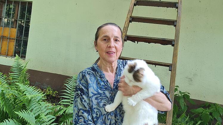 Tierheimleiterin Ursula Boehm mit einer Freigänger-Katze, die nach der Aufregung wieder zurückkehrte. Foto: Susanne Will