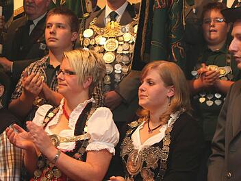 Stolz präsentierten sich die Majestäten, Könige und Fahnenabordnungen beim Jubiläum des Schützengaus auf der Bühne  Stadthalle Haßfurt; unser Bild zeigt im Ausschnitt die Majestäten aus Untertheres (von rechts), Fabian Schmitt, Eva Pfaff und Kerstin Althammer, sowie Schützenkönigin Lieselotte Mayer, Zeil. Fotos:  gg