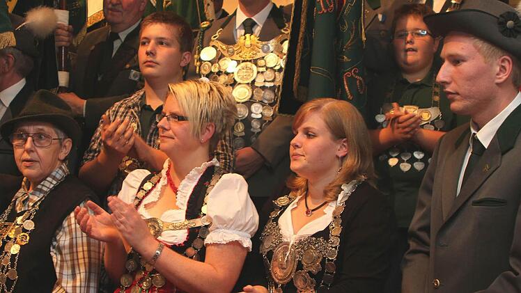 Stolz präsentierten sich die Majestäten, Könige und Fahnenabordnungen beim Jubiläum des Schützengaus auf der Bühne  Stadthalle Haßfurt; unser Bild zeigt im Ausschnitt die Majestäten aus Untertheres (von rechts), Fabian Schmitt, Eva Pfaff und Kerstin Althammer, sowie Schützenkönigin Lieselotte Mayer, Zeil. Fotos:  gg