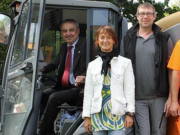 Pünktlich zur Kirchweih kommt die Kehrmaschine zum Einsatz. Im Bild von links die Bürgermeister Robert Hümmer und Christine Frieß, der Burgkunstadter Bauhofleiter Thomas Kinscher, der stellvertretende Altenkunstadter Bauhofleiter Matthias Baier und Hans Bornschlegel vom Bauhof Burgkunstadt. Foto: Annette Körber