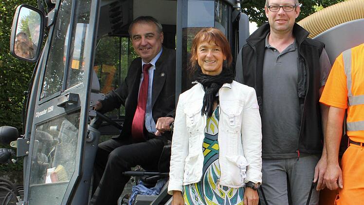 Pünktlich zur Kirchweih kommt die Kehrmaschine zum Einsatz. Im Bild von links die Bürgermeister Robert Hümmer und Christine Frieß, der Burgkunstadter Bauhofleiter Thomas Kinscher, der stellvertretende Altenkunstadter Bauhofleiter Matthias Baier und Hans Bornschlegel vom Bauhof Burgkunstadt. Foto: Annette Körber