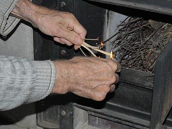 Der Zeitpunkt, den Kamin das erste Mal anzuschüren, könnte schon bald gekommen sein.  Foto: Lindner