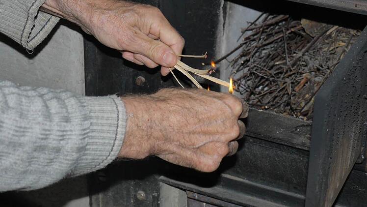 Der Zeitpunkt, den Kamin das erste Mal anzuschüren, könnte schon bald gekommen sein.  Foto: Lindner