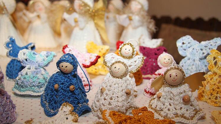 Auch kleine Engelchen fertigt Inge Erhardt. Für ein Kleid braucht sie mindestens drei Stunden. In diesem Jahr stellt Inge Erhardt auch kunterbunte Engelchen her - für den Christbaum. Foto: Sonja Adam
