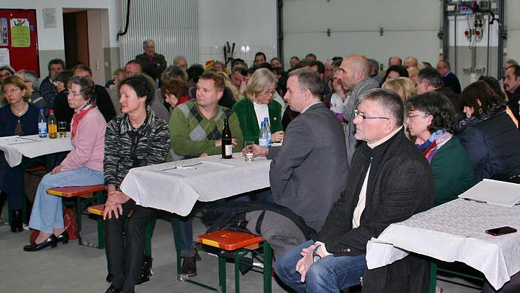 Viele Zuhörer kamen zur Informationsveranstaltung ins Feuerwehrhaus. Foto: Vogel