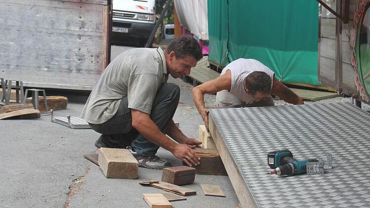 Handwerker sorgen an der Jagdhütte für ein sicheres Podium. Foto: Luisa Hölzel