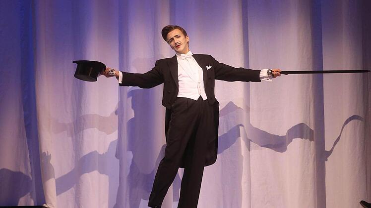 Szene aus "Ball im Savoy" am Landestheater CoburgFoto: Henning Rosenbusch