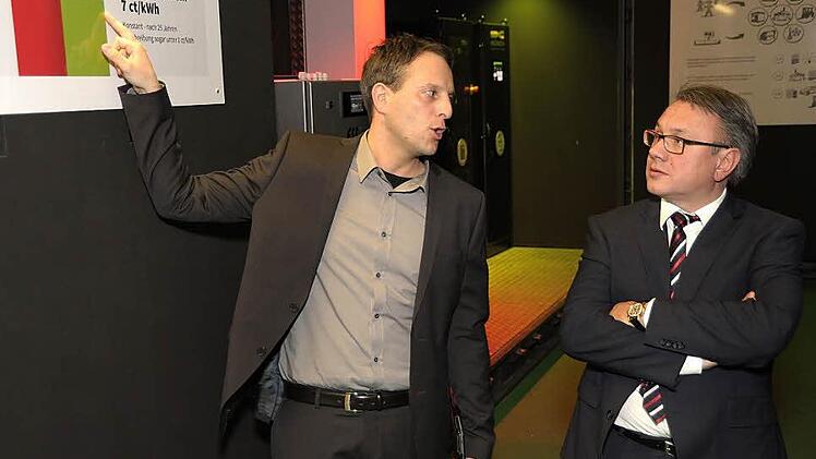 Mario Münch erläutert Georg Nüßlein (rechts) die wirtschaftlichen Vorteile der Energiegewinnung per Photovoltaik.  Foto: privat
