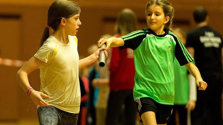 Staffellauf-Wettbewerb: Melina Rottmann (links) und Mona Schmid (TV/DJK Hammelburg). Foto: Anand Anders