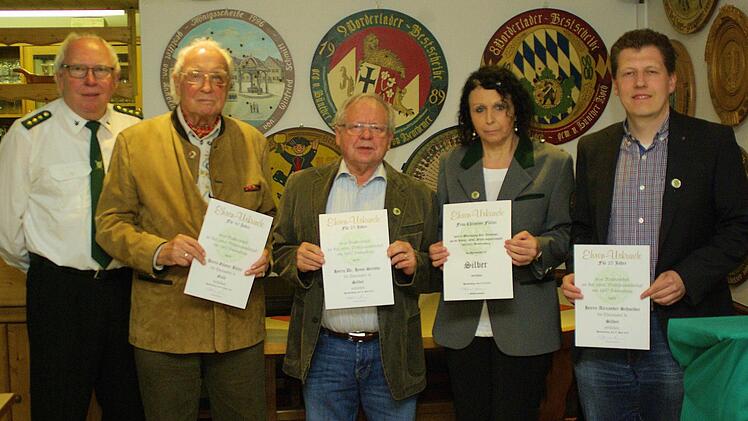 Schützenmeister Friedrich Schellenberger (l.) zeichnete langjährige und verdiente Mitglieder mit der Urkunde und der Ehrennadel aus (v. l.) Günter Böhle, Hans Steinke, Christine Füller und Alexander Schneider. Foto: Winfried Ehling