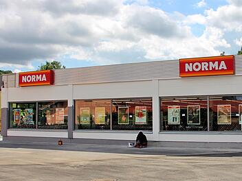 Noch sind die Parkplätze rund um die Norma-Filiale an der Volkershausener Straße in Maßbach weitgehend leer. Am Montag soll der Einkaufsmarkt nach Renovierung und Sanierung wiedereröffnet werden. Der Marktgemeinderat genehmigte nachträglich die Werbeanlagen.  Foto: Dieter Britz