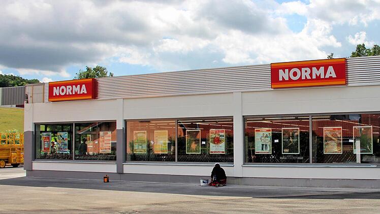 Noch sind die Parkplätze rund um die Norma-Filiale an der Volkershausener Straße in Maßbach weitgehend leer. Am Montag soll der Einkaufsmarkt nach Renovierung und Sanierung wiedereröffnet werden. Der Marktgemeinderat genehmigte nachträglich die Werbeanlagen.  Foto: Dieter Britz