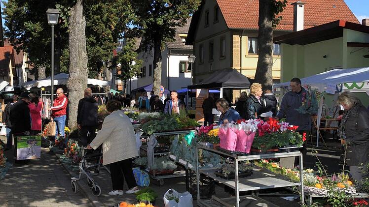 Allerheiligen kommt bald: Viele Besucher nutzen die Gelegenheit zum Grabschmuck-Kauf. Foto: Bertram Wagner