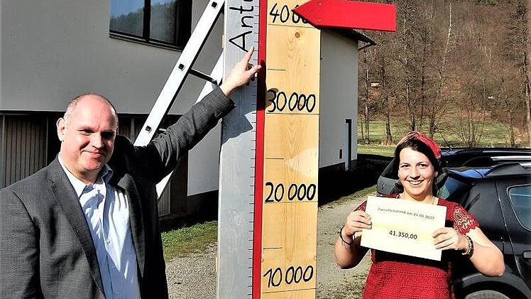 Ortssprecher Mario Krebs und Projektteam-Mitglied Anna-Maria Schäfer haben den Anteilsbarometer auf 41 350 Euro eingestellt.  Foto: Sigismund von Dobschütz