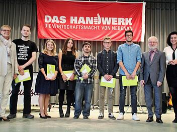 Gesellenbriefe für die Prüfungsbesten aus der Hand der Bundestagsabgeordneten Sabine Dittmar (SPD)  links und Dorothee Bär(CSU) rechts. Auch Kreishandwerksmeister Anton Hesselbach gratuliert.  Foto: Werner Vogel