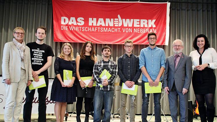 Gesellenbriefe für die Prüfungsbesten aus der Hand der Bundestagsabgeordneten Sabine Dittmar (SPD)  links und Dorothee Bär(CSU) rechts. Auch Kreishandwerksmeister Anton Hesselbach gratuliert.  Foto: Werner Vogel