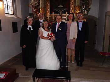 Dekanin Dorothea Richter, Bürgermeister Egon Herrmann, die Eheleute Annette und Christoph Teille sowie die Trauzeugen Britta Schmalz und Pfarrer Martin Gundermann (von links) nach der Trauung in der Weißenbrunner Kirche. Foto: Dieter Wolf