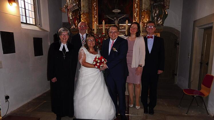 Dekanin Dorothea Richter, Bürgermeister Egon Herrmann, die Eheleute Annette und Christoph Teille sowie die Trauzeugen Britta Schmalz und Pfarrer Martin Gundermann (von links) nach der Trauung in der Weißenbrunner Kirche. Foto: Dieter Wolf