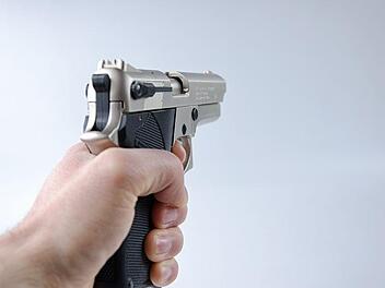 Silberfarben soll die Pistole gewesen sein, mit der der Tankstellendieb in Mittelfranken die Inhaberin und Zeugen bedrohte. Symbolbild: pixabay.com/USA-Reiseblogger