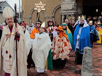 Erzbischof Ludwig Schick führte den langen Zug der Sternsinger von St. Otto zum Dom an.Matthias Hoch