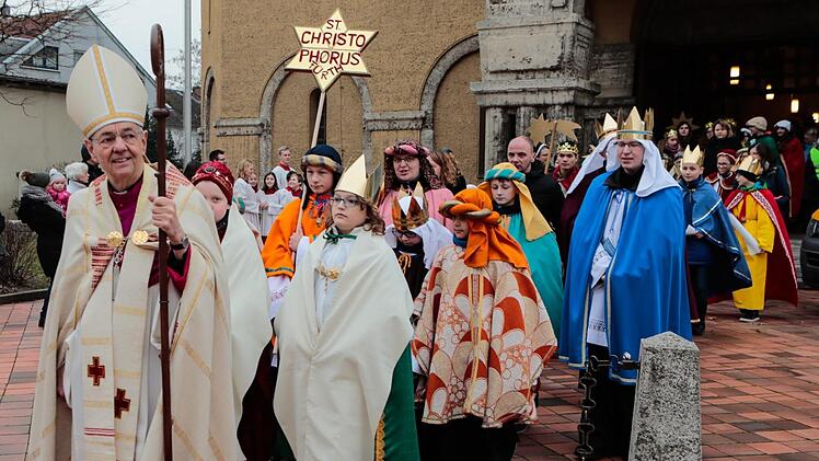 Erzbischof Ludwig Schick führte den langen Zug der Sternsinger von St. Otto zum Dom an.Matthias Hoch