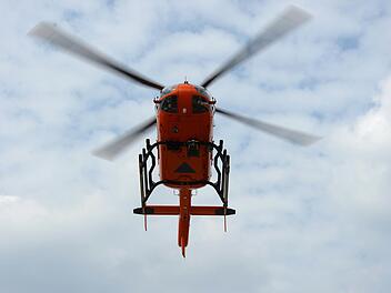 Mit einem Rettungshubschrauber musste ein 26-j&auml;hriger Mann am Mittwoch nach einem Unfall auf der A3 ins Klinikum geflogen werden. Symbolbild: Marcus Brandt/dpa