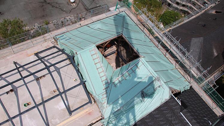 Blick von oben auf einen Dachstuhl ohne Holz: Das Stahlskelett links ermöglicht einen stützenfreien großen Dachboden für die Technik.