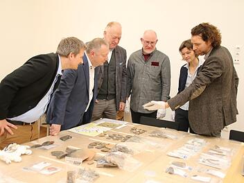 Bei der offiziellen Schenkung der archäologischen Funde (von links): Dr. Matthias Merkl vom Landesamt für Denkmalpflege, Landrat Thomas Bold, Bürgermeister Helmut Blank, Kreisheimatpfleger Christian Neugebauer, Britt Nowak-Böck vom Landesamt und Museumsleiter Nicolas Zenzen. Thomas Malz