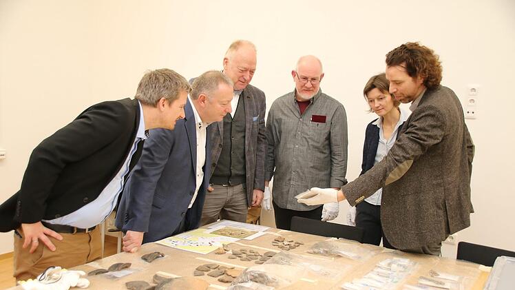 Bei der offiziellen Schenkung der archäologischen Funde (von links): Dr. Matthias Merkl vom Landesamt für Denkmalpflege, Landrat Thomas Bold, Bürgermeister Helmut Blank, Kreisheimatpfleger Christian Neugebauer, Britt Nowak-Böck vom Landesamt und Museumsleiter Nicolas Zenzen. Thomas Malz