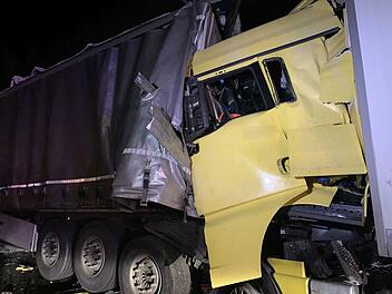 Einer der Fahrer wurde dabei mittelschwer verletzt, die anderen vier kamen mit leichten Verletzungen davon.