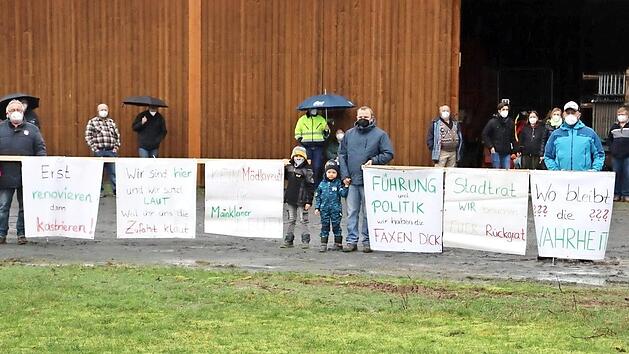 Mainkleiner Bürger demonstrieren vor der Gemeinschaftshalle am Bahnübergang.