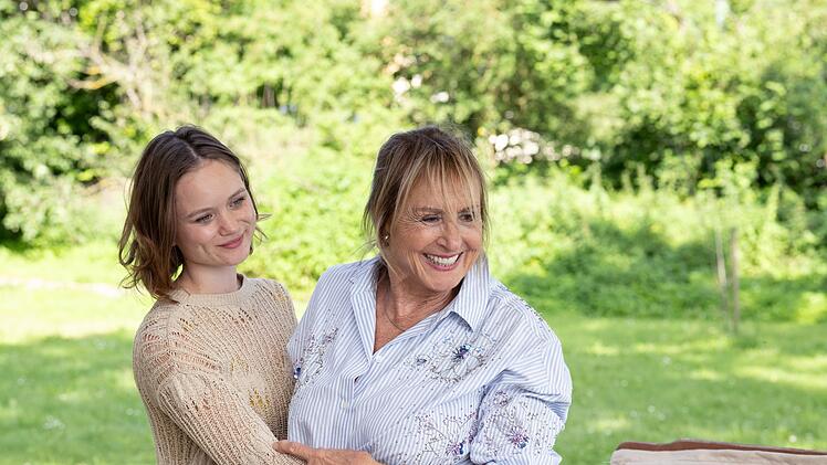 Neles Tochter Johanna (Sofie Eifertinger, links) und Mechthild (Diana K&ouml;rne) freuen sich auf eine bevorstehende Hochzeit.