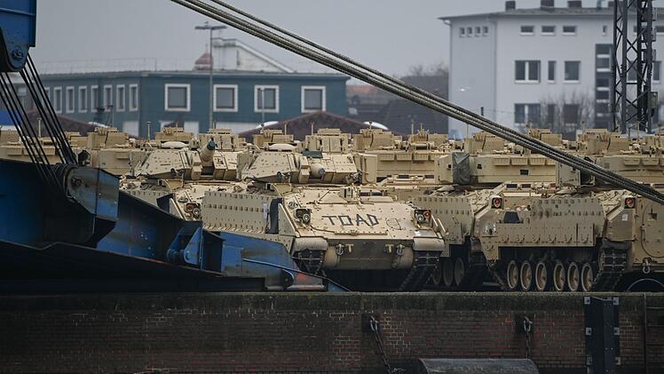 Schiff mit US-Panzern und Hubschrauber in Bremerhaven