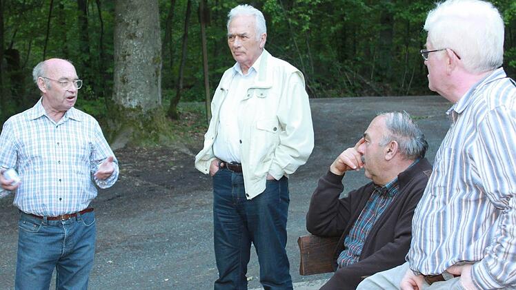 Alfred Walz, Franz Geuß, Otmar Schmitt und Manfred Fausten: Alfred Walz weist auf die Probleme durch Scherben auch im Umfeld der Hütte hin. "Die Kinder, die zu Freizeiten hier sind, haben oft Scherben im Fuß."