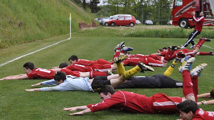 Abtauchen in Glücksgefühle: Die RWO-Kicker nach dem Sieg über Römershag. Foto: Anja Schmitt